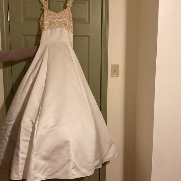 Cream sequined wedding dress.  Length from waist 106 inches. - Picture 4 of 10